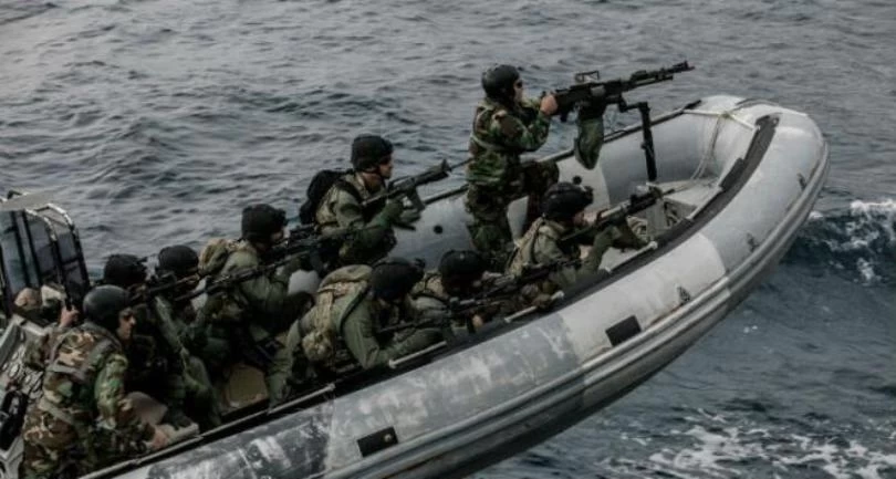 Βίντεο: Βατραχάνθρωποι Ελλάδας και Κύπρου εκτελούν νηοψία με σκάφη των ΗΠΑ στη ΦΓ “ΚΑΝΑΡΗΣ”